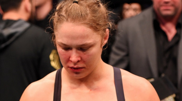 Ronda Rousey abatida após derrota no UFC (FOTO: Reprodução)