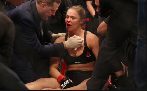 Ronda Rousey após derrota para Holly Holm (FOTO: Reprodução)