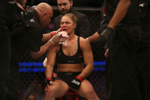 Ronda Rousey sofreu um corte no lábio durante a derrota para Holly Holm (FOTO: Reprodução)