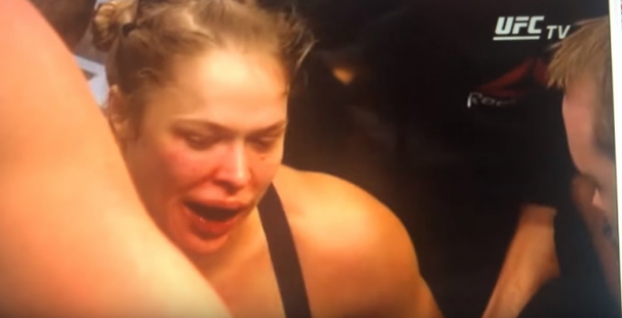 Ronda Rousey abatida após derrota no UFC (FOTO: Reprodução)