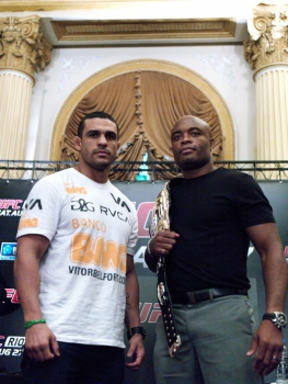 Anderson Silva e Vitor Belfort se enfrentaram no UFC 126 (FOTO: UFC)