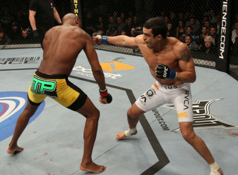 Anderson Silva e Vitor Belfort se enfrentaram no UFC 126 (FOTO: UFC)