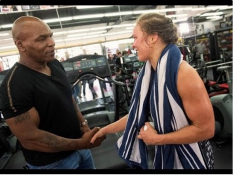 Mike Tyson em encontro com Ronda Rousey nos EUA (FOTO: Reprodução)