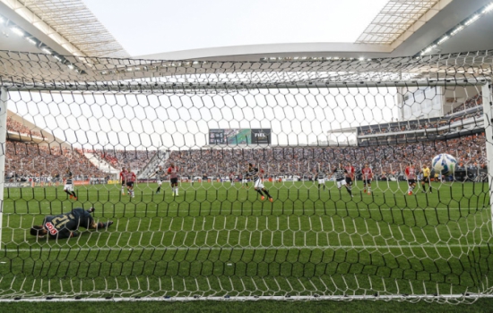 EXCLUSIVO: Rogério Ceni escapa de levar o 100º gol do Corinthians - Por Raony Coronado
