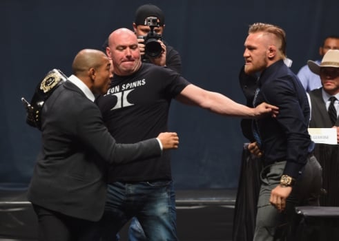 José Aldo encara Conor McGregor no UFC 194 (FOTO: Getty Images)