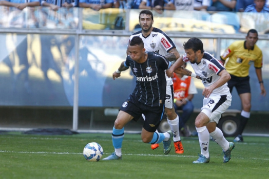 Leandro Donizete teve trabalho no jogo contra o Grêmio e recebeu o terceiro cartão amarelo (Foto: Lucas Uebel/Grêmio)