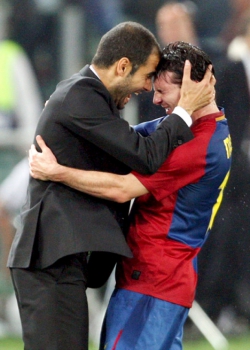 Guardiola junto com Messi (Foto: Arquivo LANCE!)