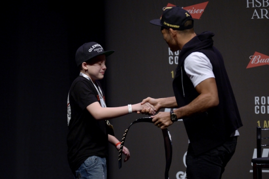 José Aldo recebe fã em palco no Rio
