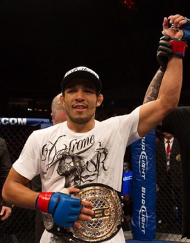 José Aldo com o cinturão do WEC