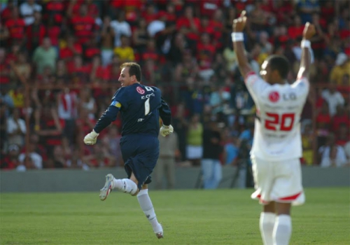 Ceni festeja gol na campanha do título brasileiro em 2007