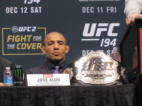 José Aldo com o cinturão do UFC em coletiva