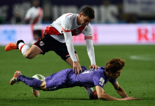 Lucas Alario tenta jogada contra jogador do Sanfrecce (Foto: Toshifumi Kitamura / AFP)