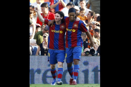 Ronaldinho Gaucho Com lionel messi contra Atlético de Madrid (Foto: PHILIPPE DESMAZES/AFP)