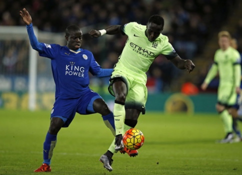 Na direita, Sagna, que já atua no Manchester City