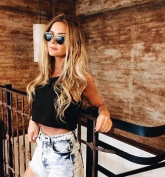 Rebecca Blanke foi flagrada entrando com Neymar em um hotel no Rio de Janeiro em 2015