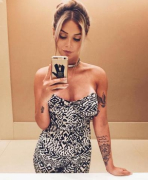 Rebecca Blanke foi vista entrando com Neymar em um hotel no Rio de Janeiro em 2015