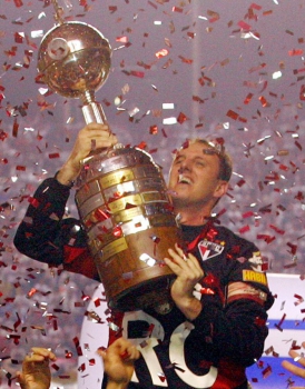 O capitão Rogério Ceni ergue a taça de campeão da Copa Libertadores de 2005 no Morumbi