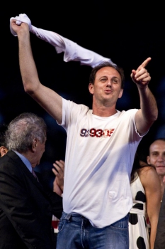 Rogério Ceni comemora em evento em que recebeu prêmio por marcar seu centésimo gol na carreira