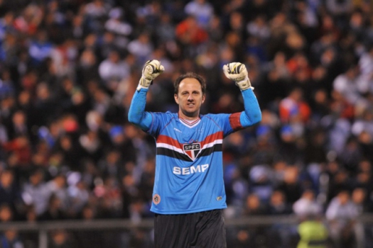 Goleiro Rogério Ceni comemora ao marcar contra o Universidad Católica pela Copa Sul-Americana de 2013