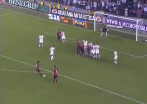 Ronaldinho sua malandragem e bate por baixo da barreira contra o Santos em 2012