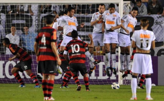 Ronaldinho sua malandragem e bate por baixo da barreira contra o Santos em 2012