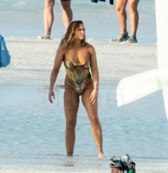 Ronda Rousey foi flagrada em ensaio sensual (FOTO: Reprodução/TMZ Sports)