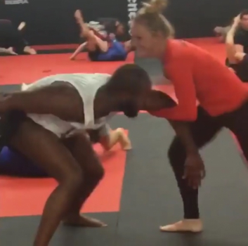 Jon Jones treina com Holly Holm nos EUA (FOTO: Reprodução)