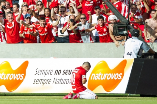 D'Ale se emociona após marcar o primeiro gol do novo Beira-Rio