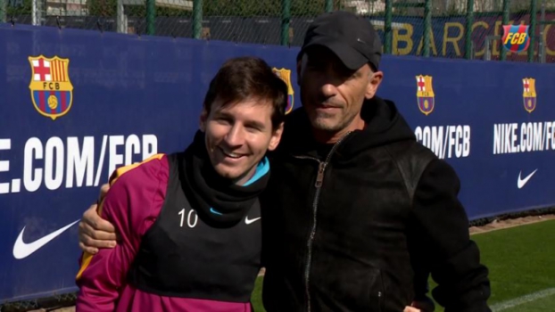 Messi e Eros Ramazotti no treino do Barcelona
