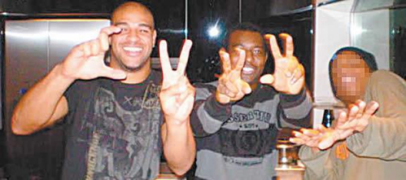 Adriano criou polêmica ao posar para foto fazendo o símbolo de uma facção criminosa