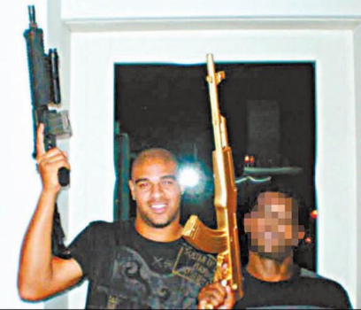 Jogador também tirou foto com um abajur em formato de fuzil