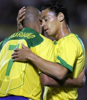 Adriano e Ricardo Oliveira comemoram vitória brasileira sobre o México na Copa América de 2004