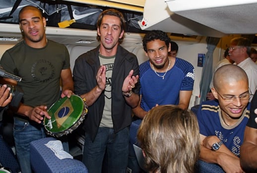 Adriano comanda o samba brasileiro na festa da conquista brasileira da Copa América de 2004