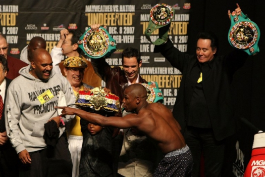 Mayweather provoca o rival inglês Ricky Hatton durante a pesagem em Las Vegas