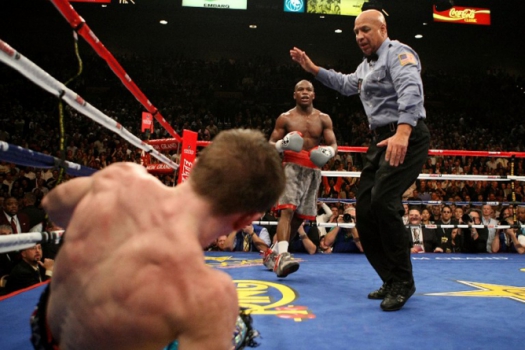 Floyd Mayweather Jr. derruba Ricky Hatton no duelo em Las Vegas, em 2007