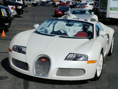 O milionário Mayweather exibe um de seus carros, uma Bugatti