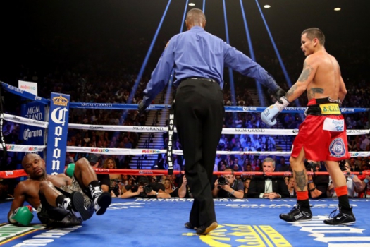 Mayweather cai na luta contra o argentino Marcos Maidana, mas acabou vencendo