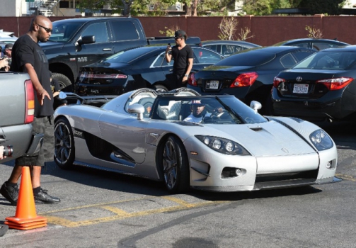 Floyd Mayweather Jr. exibe mais um de seus espetaculares carros em Las Vegas