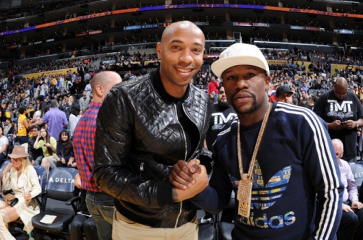 Fã de basquete, Mayweather se encontra com Thierry Henry em jogo dos Lakers em 2016