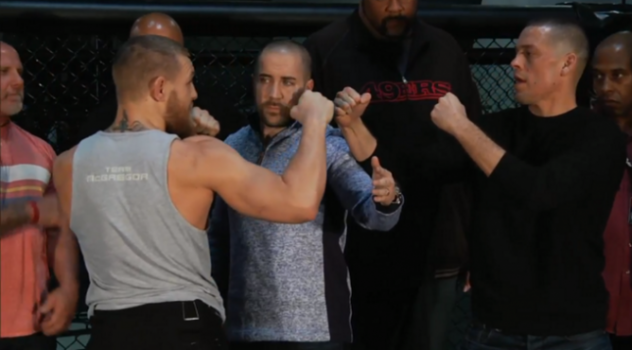 Conor McGregor encara Nate Diaz após coletiva (FOTO: Reprodução)