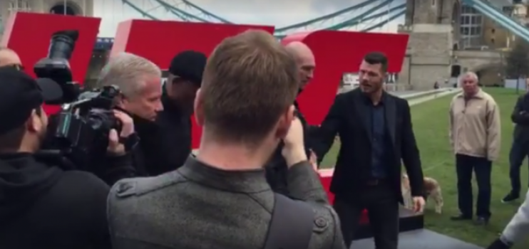 Anderson Silva encara Michael Bisping antes do UFC Londres (FOTO: Reprodução)