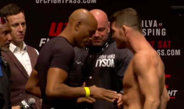 Anderson Silva encara Michael Bisping antes do UFC Londres (FOTO: Reprodução)