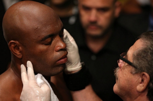 Anderson Silva encara Michael Bisping antes do UFC Londres (FOTO: Reprodução)