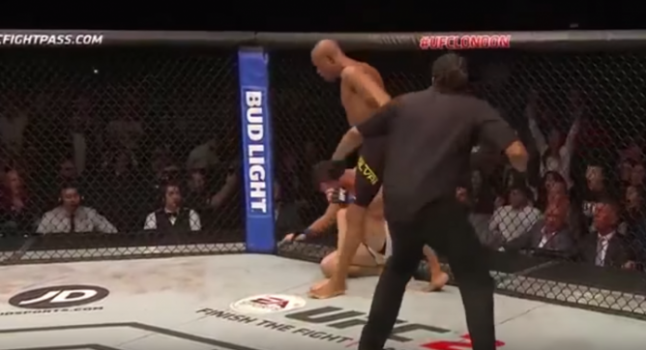 Anderson Silva aplica joelhada voadora em Michael Bisping (FOTO: Reprodução)