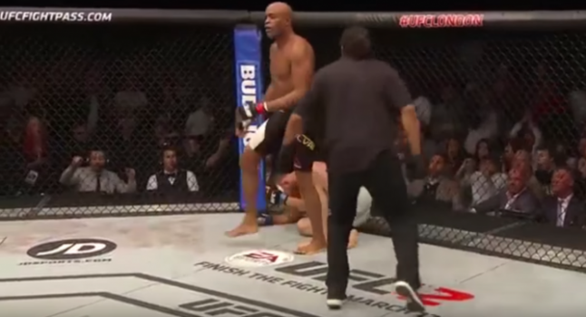 Anderson Silva aplica joelhada voadora em Michael Bisping (FOTO: Reprodução)