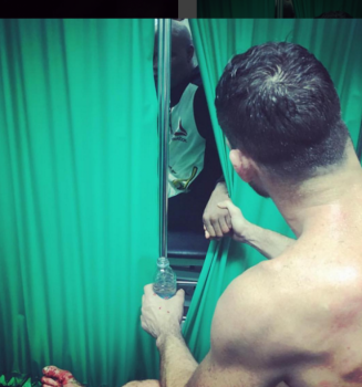 Anderson Silva encontra Michael Bisping nos bastidores pós-luta (FOTO: Reprodução)