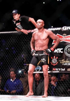 UFC 183 - Ele voltou! Anderson Silva supera lesão, faz bonito e vence Diaz