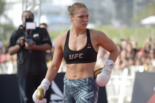 Ronda Rousey provocou um alvoroço nas areias da Barra (Foto: Alexandre Loureiro / Agência Inovafoto)