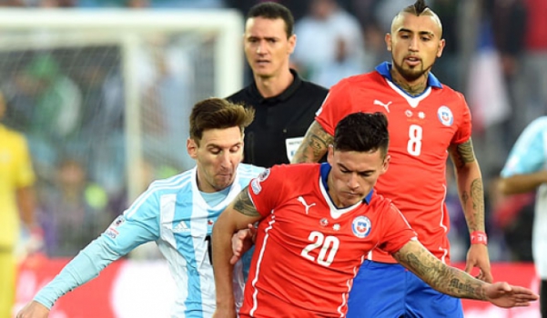 HOME - Chile x Argentina - Copa América - Messi, Vidal e Aranguiz (Foto: Pablo Porciuncula/AFP)