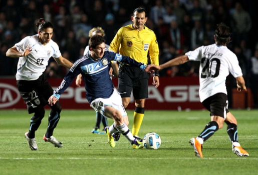 Resultado de imagem para Uruguai x Argentina messi